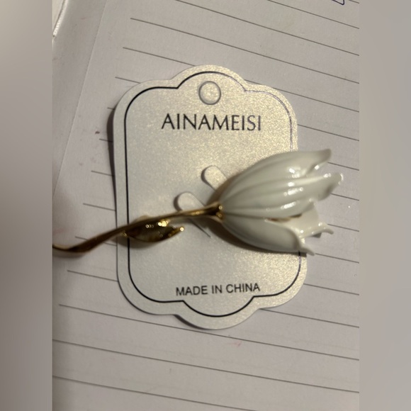 White Tulip Stick pin brooch. - Picture 2 of 3